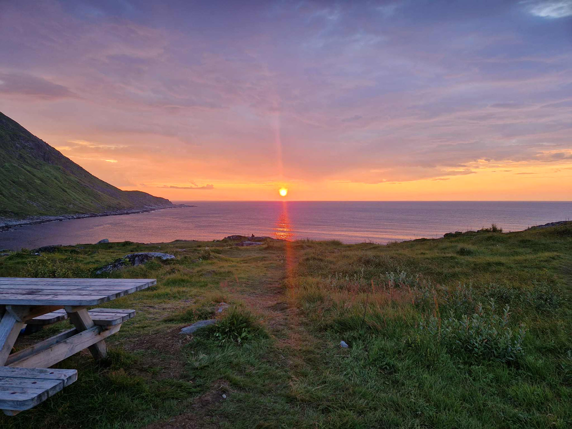 Utsikt fra fjellet og ned på fjorden under solnedgang i Mefjordvær på Senja, sett fra Camp 2