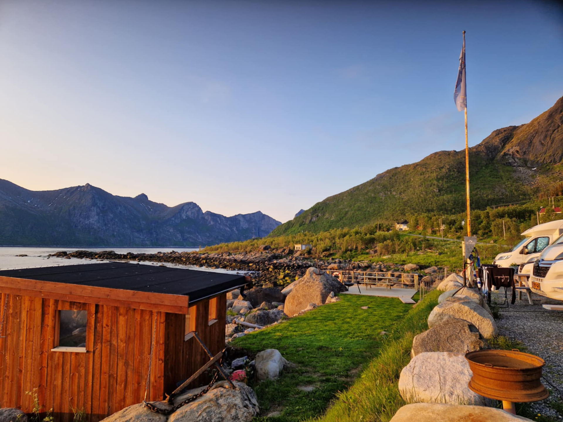 Utsikt mot sjø og fjell på campingplassen på Camp 1 i Mefjordvær på Senja